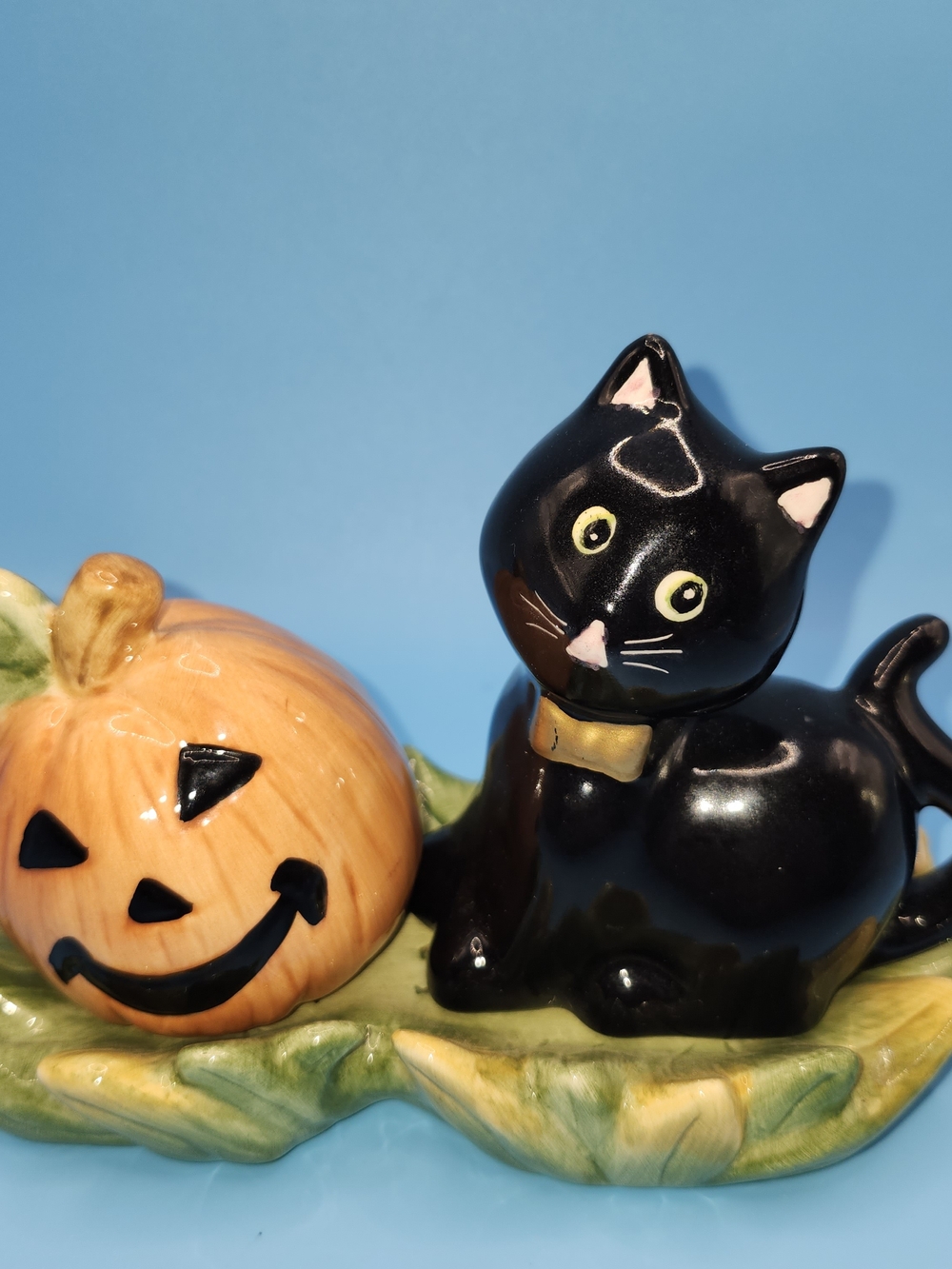 Vintage Halloween Ceramic Black Cat Pumpkin Salt Pepper Shakers Set NIB